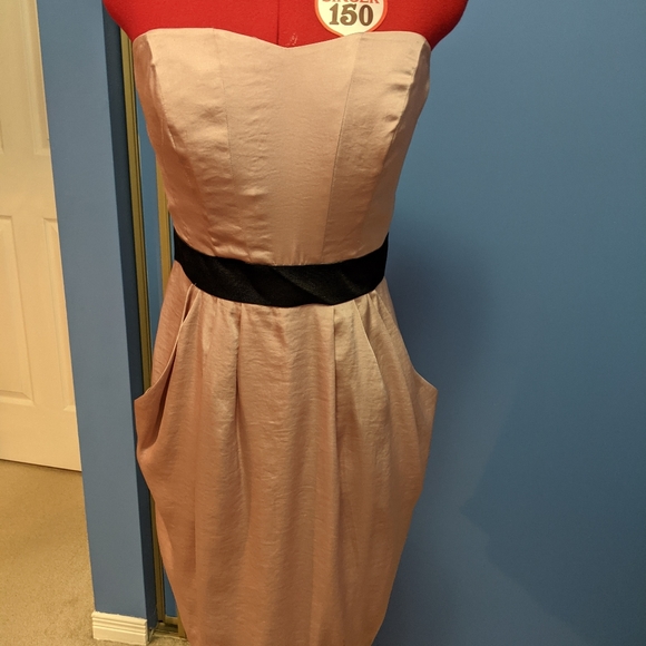 Tulip Dress with Sweetheart neckline, Structured bodice and pockets - Picture 1 of 5